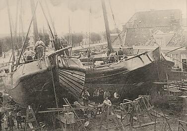 Scheepswerf met 2 tjalken op de helling